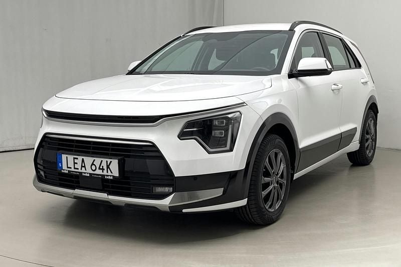 Vit Begagnad 2024 Kia Niro SUV | 279 000 kr (Superpris) - Bild 1/4