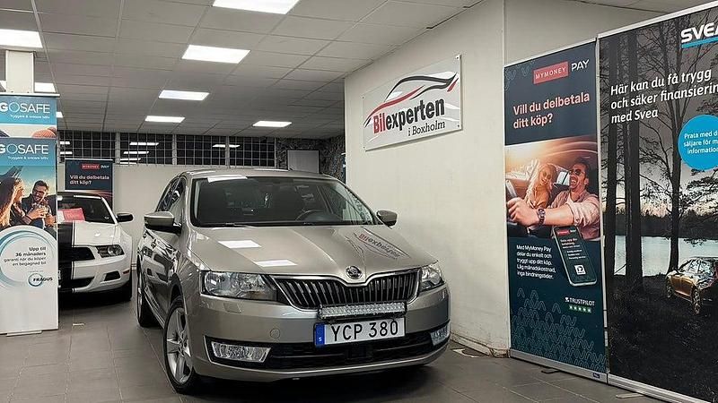 Ljusbrun (brun) Begagnad 2016 Skoda Rapid Halvkombi | 89 900 kr (Marknadspris) - Bild 1/4