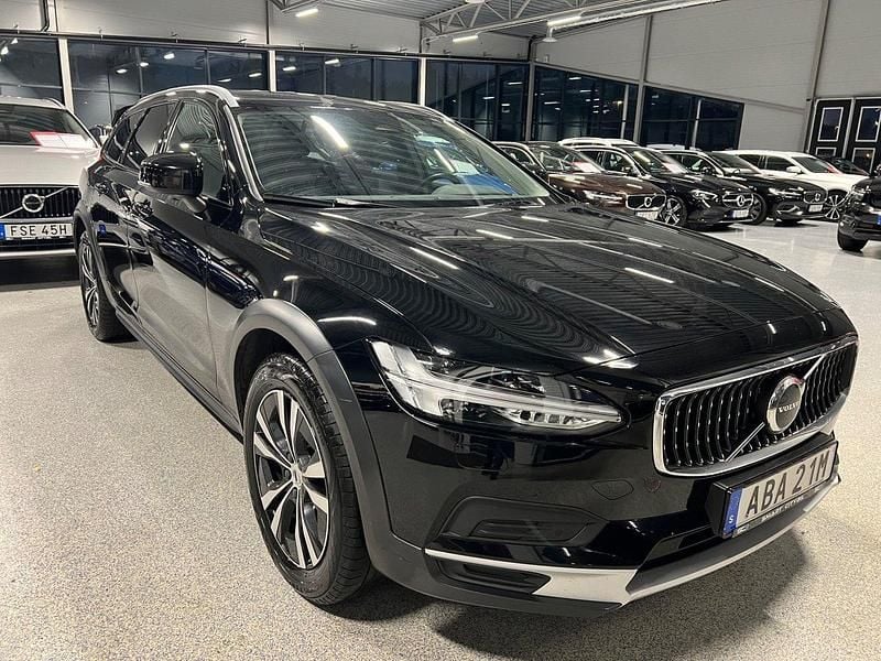 Svart Begagnad 2023 Volvo V90 CC Kombi | 347 900 kr (Marknadspris) - Bild 1/4
