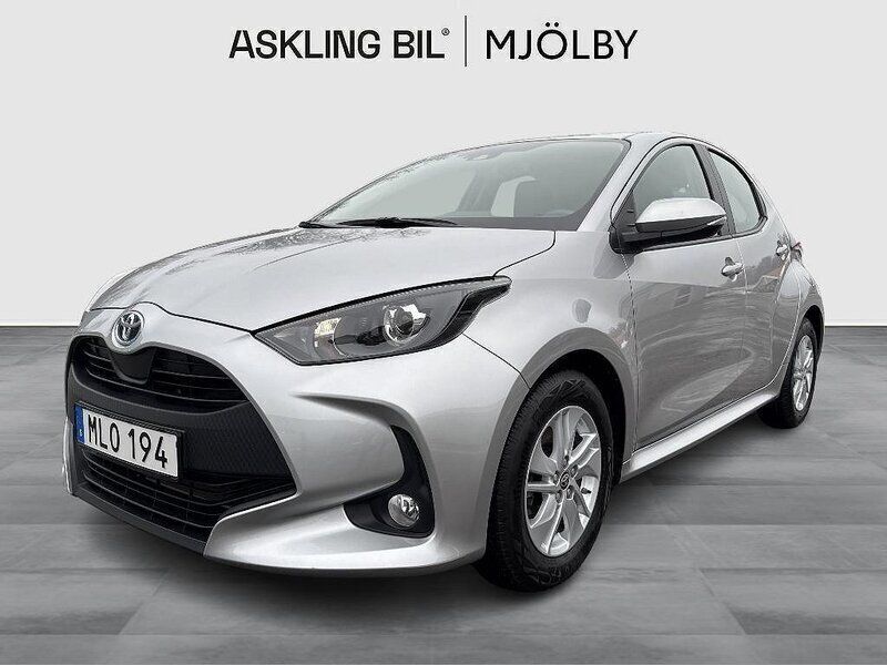 Silver Begagnad 2022 Toyota Yaris Hybrid Active Halvkombi | 209 000 kr (Marknadspris) - Bild 1/3