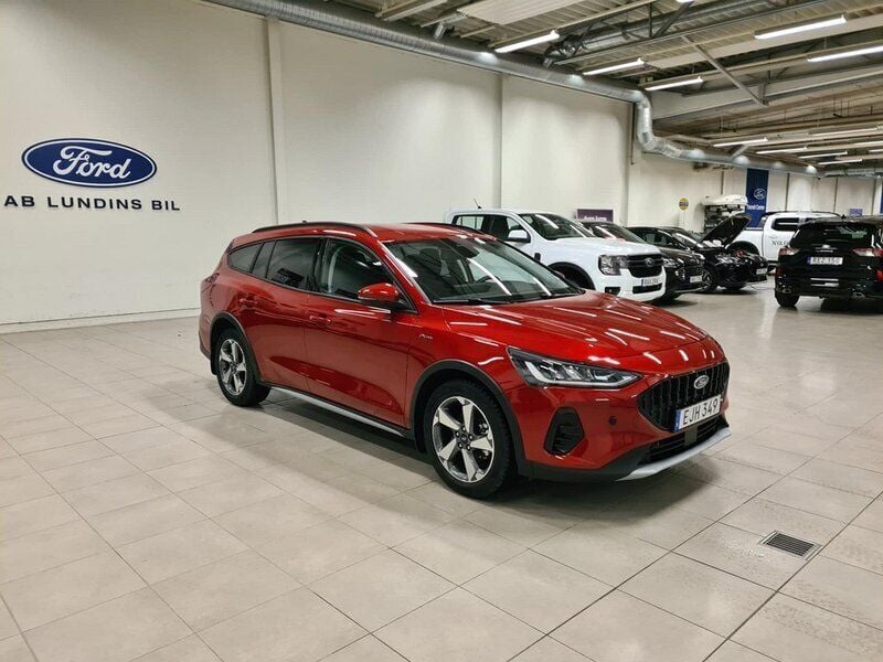 Röd Begagnad 2023 Ford Focus Active Kombi | 299 000 kr (Marknadspris) - Bild 1/4