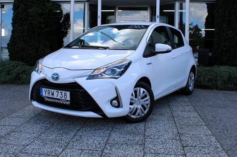 Vit Begagnad 2017 Toyota Yaris Hybrid Active Halvkombi | 74 900 kr (Marknadspris) - Bild 1/4