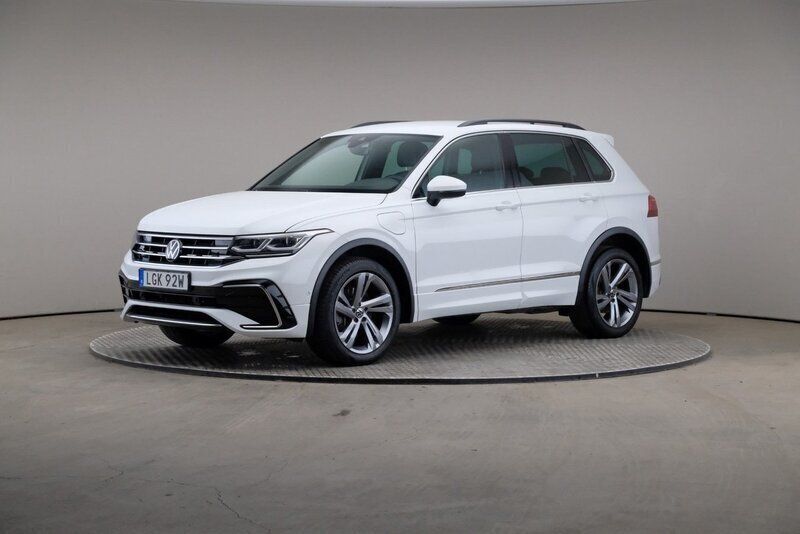 Vit (pure white (solid)) Begagnad 2022 VW Tiguan R-line SUV | 319 000 kr (Bra pris) - Bild 1/4