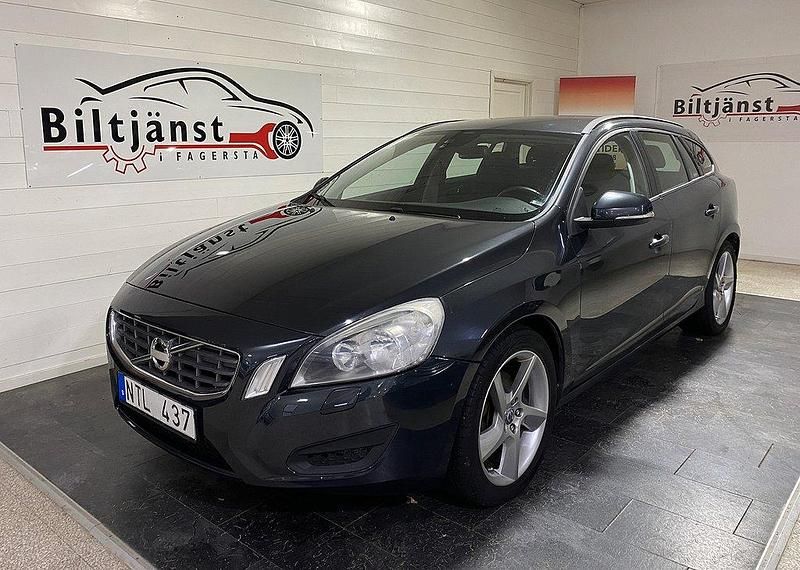Grå Begagnad 2011 Volvo V60 Kinetic Kombi | 69 900 kr (Marknadspris) - Bild 1/4