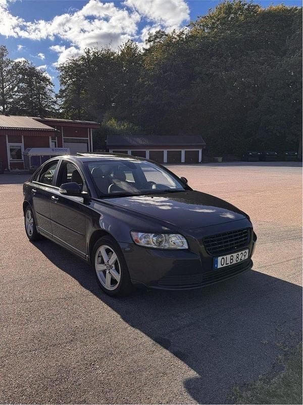 Grå Begagnad 2010 Volvo S40 Momentum Sedan | 37 000 kr (Marknadspris) - Bild 1/4