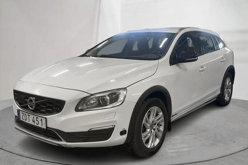 Vit Begagnad 2018 Volvo V60 CC Kombi | 135 000 kr - Bild 1/4
