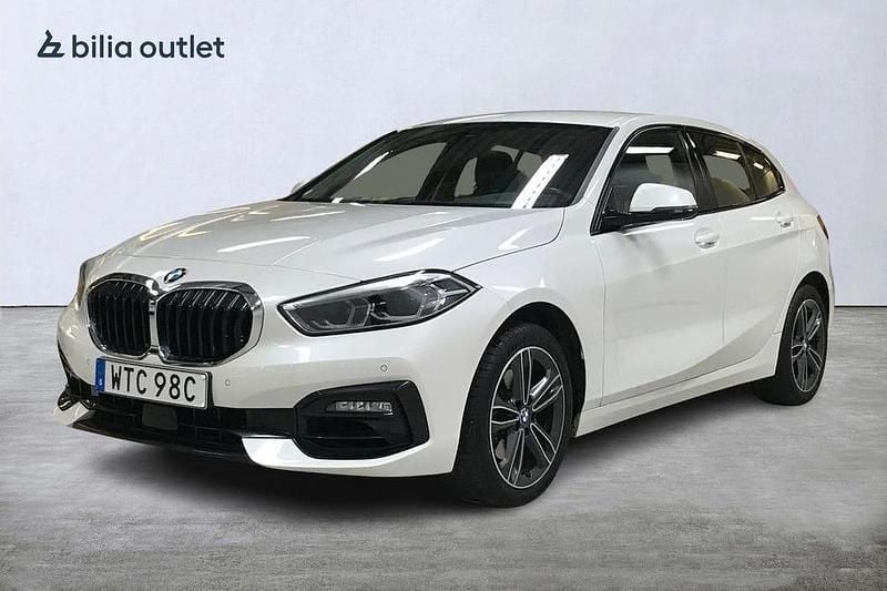 Vit Begagnad 2020 BMW 118 Sport Line Halvkombi | 189 900 kr (Marknadspris) - Bild 1/3