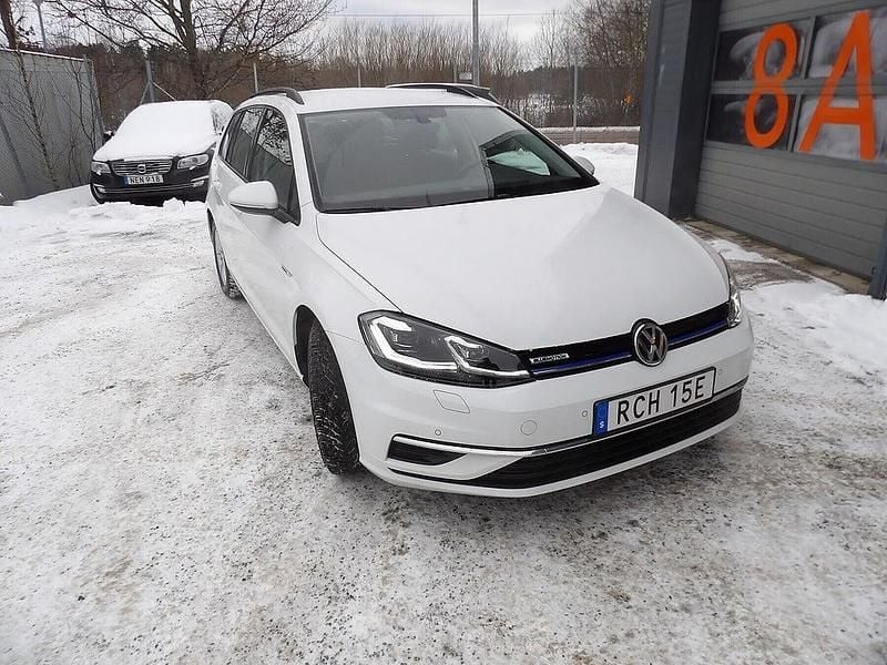 Vit Begagnad 2019 VW Golf VIII Kombi | 169 000 kr (Marknadspris) - Bild 1/4