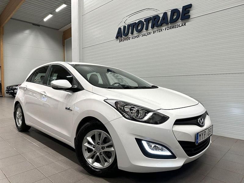 Vit Begagnad 2013 Hyundai i30 Halvkombi | 89 900 kr (Marknadspris) - Bild 1/4