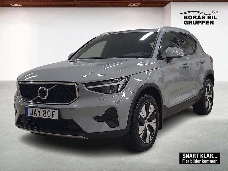 Grå Begagnad 2025 Volvo XC40 Core SUV | 389 000 kr (Marknadspris) - Bild 1/2