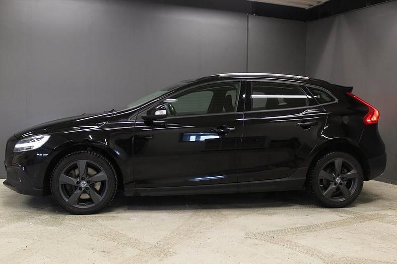 Begagnad Volvo V40 CC 152 HK (111 kW) 2019 Svart Kombi