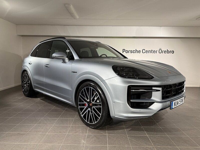 Silver (dolomite silver metallic) Ny 2025 Porsche Cayenne S E-Hybrid SUV | 1 729 200 kr (Dyr) - Bild 1/4