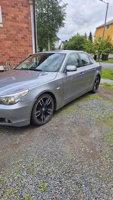 Grå Begagnad 2007 BMW 520 Sedan | 53 000 kr (Marknadspris) - Bild 1/4