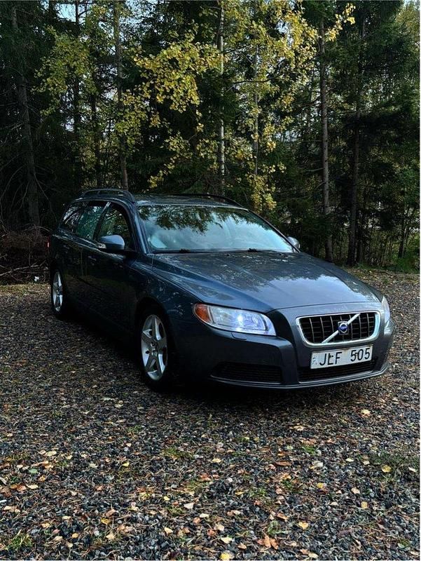Grå Begagnad 2008 Volvo V70 Kinetic Kombi | 38 000 kr (Marknadspris) - Bild 1/4