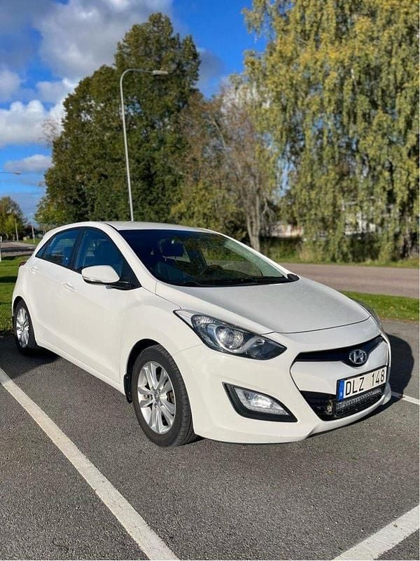 Vit Begagnad 2013 Hyundai i30 Sport Halvkombi | 60 000 kr (Bra pris) - Bild 1/4
