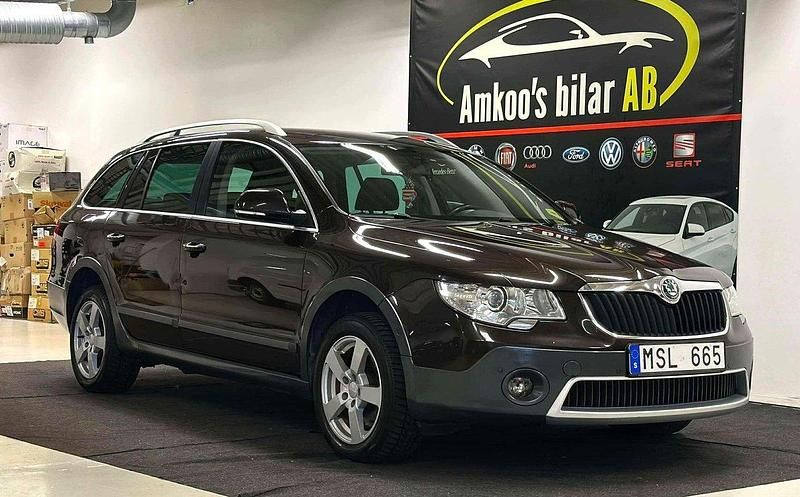 Mörkbrun Begagnad 2012 Skoda Superb Elegance Kombi | 119 900 kr (Marknadspris) - Bild 1/4