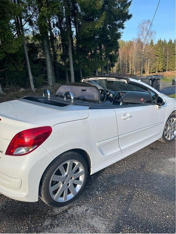 Vit Begagnad 2011 Peugeot 207 CC Cab | 59 000 kr (Marknadspris) - Bild 1/4