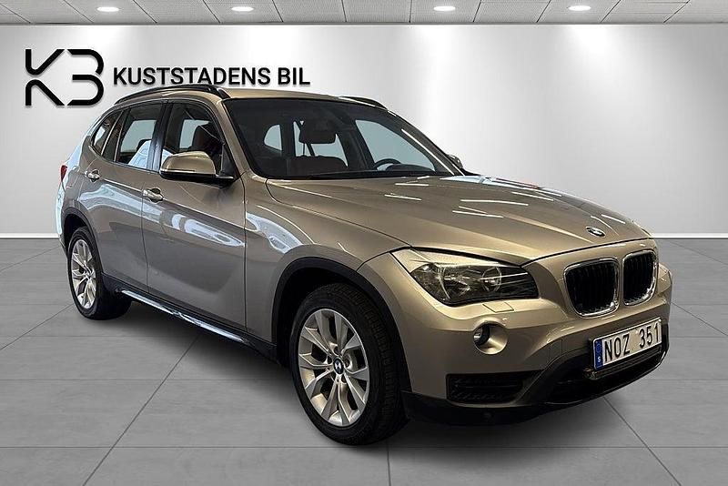 Silver Begagnad 2013 BMW X1 Sport Line SUV | 129 900 kr (Marknadspris) - Bild 1/4