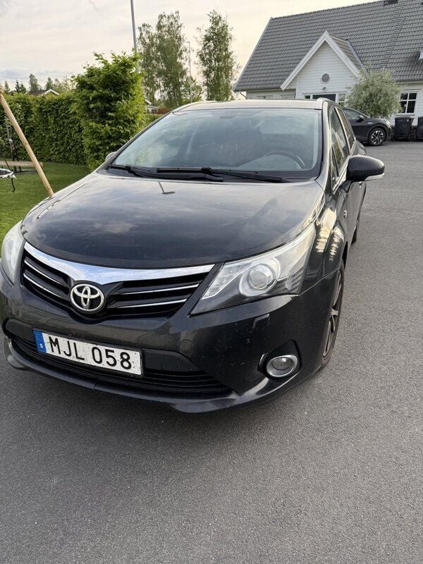 Svart Begagnad 2012 Toyota Avensis Business Edition Kombi | 72 000 kr (Marknadspris) - Bild 1/1