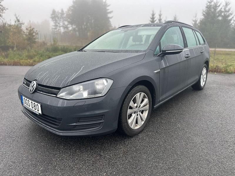 Mörkgrå (grå) Begagnad 2017 VW Golf VII Kombi | 79 900 kr (Marknadspris) - Bild 1/4