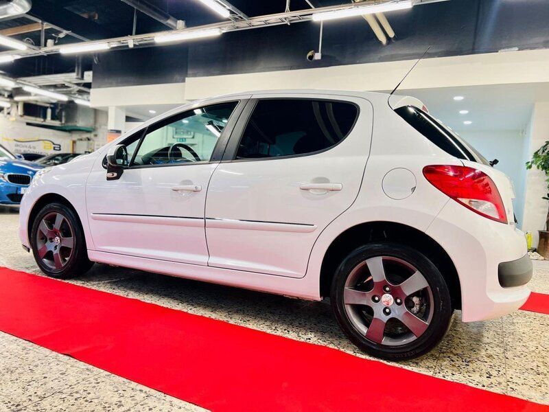 Begagnad Peugeot 207 112 HK (82 kW) 2012 Vit Halvkombi