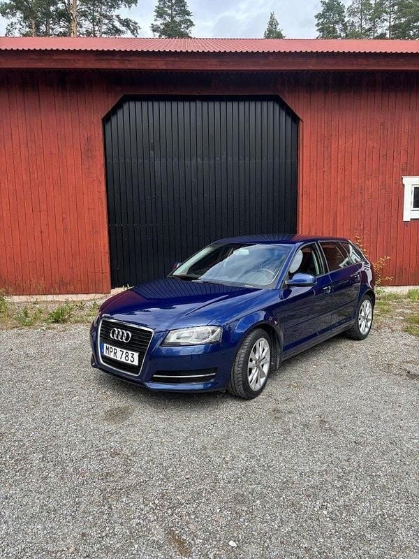 Blå Begagnad 2011 Audi A3 Sportback Attraction Halvkombi | 70 000 kr (Marknadspris) - Bild 1/4