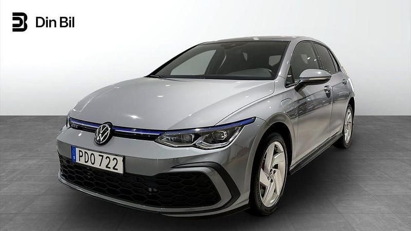 Grå (moonstone grey) Begagnad 2023 VW Golf VIII GTE Kombi | 369 000 kr - Bild 1/4