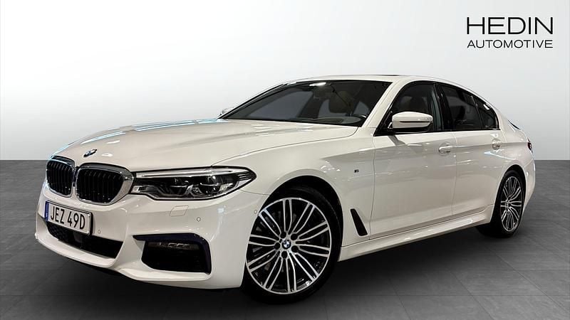 Vit (white) Begagnad 2019 BMW 530 Shadowline Sedan | 319 900 kr (Bra pris) - Bild 1/4