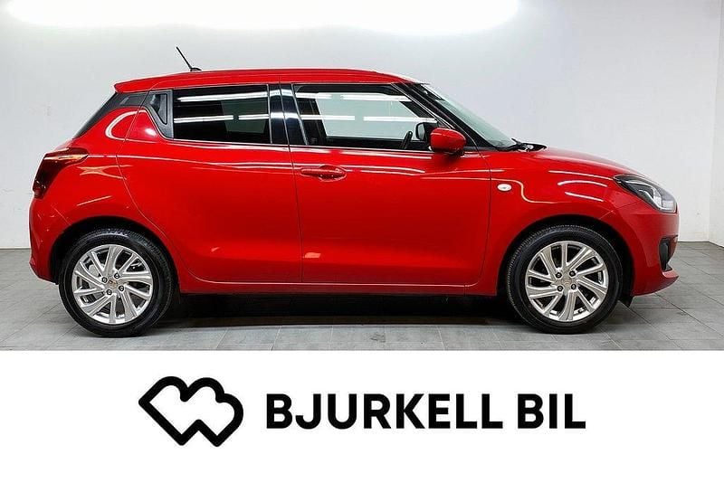 Röd Begagnad 2022 Suzuki Swift Halvkombi | 189 900 kr (Marknadspris) - Bild 1/4