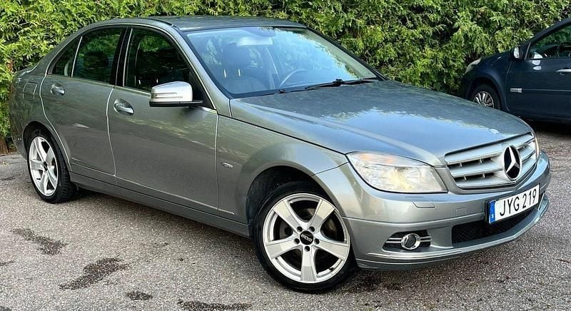 Grå Begagnad 2009 Mercedes C180 Sedan | 79 900 kr (Marknadspris) - Bild 1/4