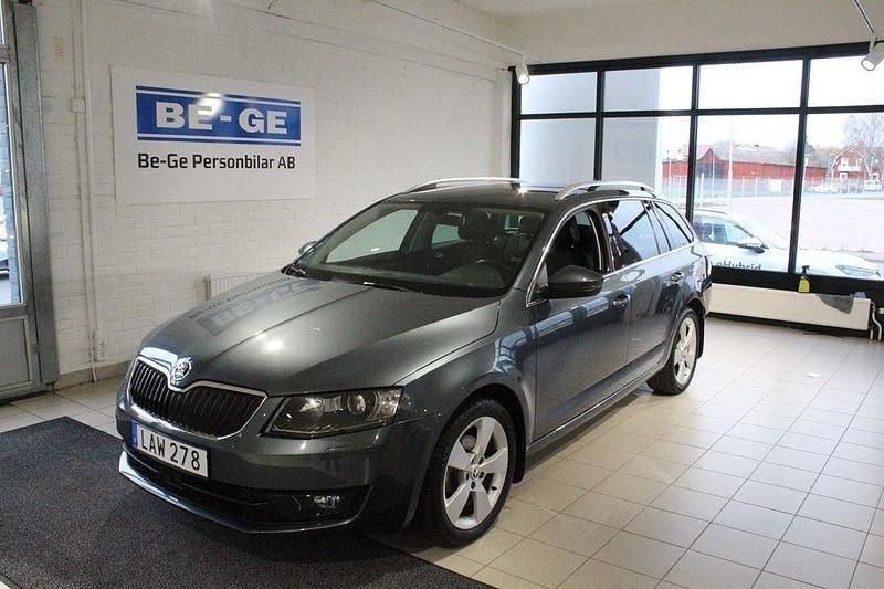 Grå Begagnad 2016 Skoda Octavia Kombi | 158 900 kr (Marknadspris) - Bild 1/4