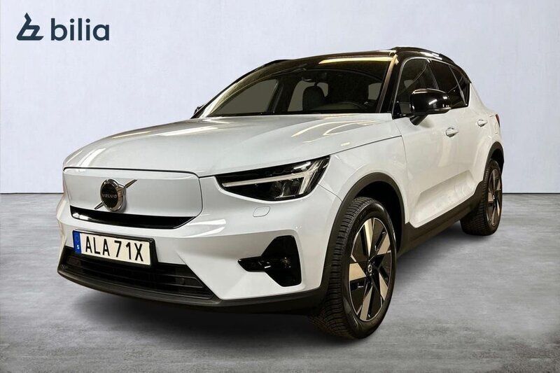 Ljusblå (blå) Begagnad 2023 Volvo XC40 Plus SUV | 439 900 kr - Bild 1/3