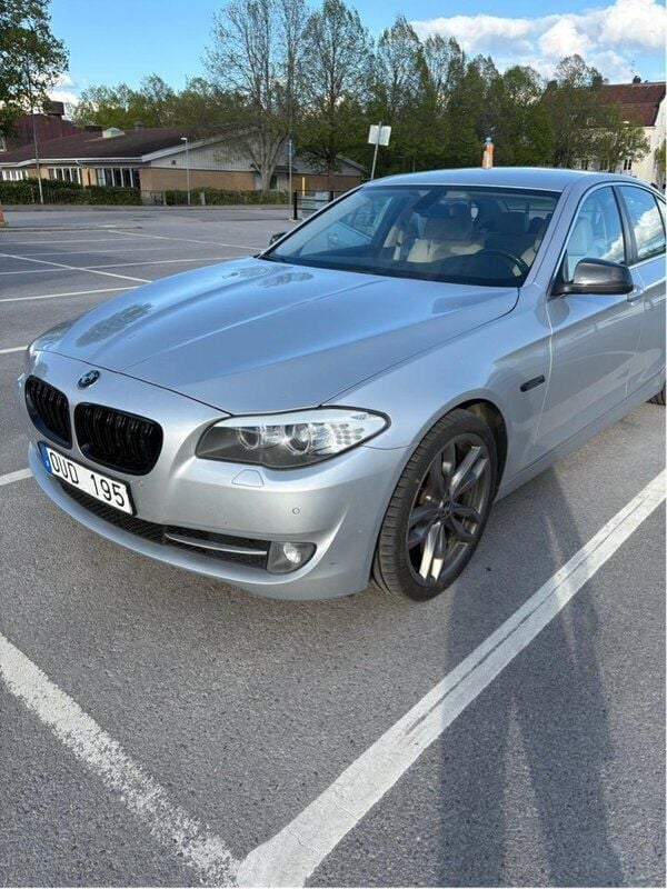 Grå Begagnad 2010 BMW 530 M Sport Sedan | 110 000 kr (Marknadspris) - Bild 1/4