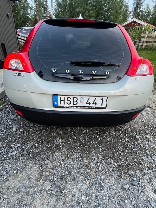 Ljusgrå/ silver Begagnad 2009 Volvo C30 Halvkombi | 39 000 kr (Marknadspris) - Bild 1/4
