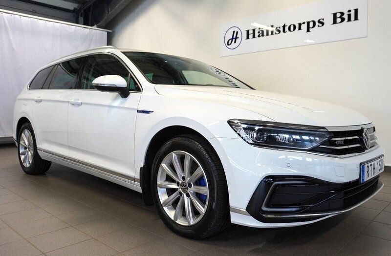 Vit Begagnad 2022 VW Passat GTE Kombi | 239 900 kr (Marknadspris) - Bild 1/4