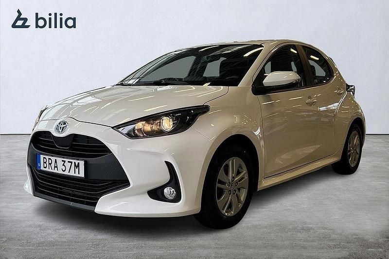 Vit Begagnad 2023 Toyota Yaris Hybrid Active Halvkombi | 234 900 kr (Marknadspris) - Bild 1/3