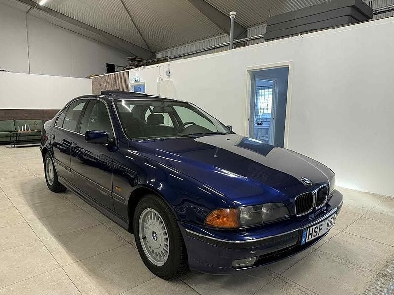 Blå Begagnad 1996 BMW 523 Sedan | 59 900 kr - Bild 1/4