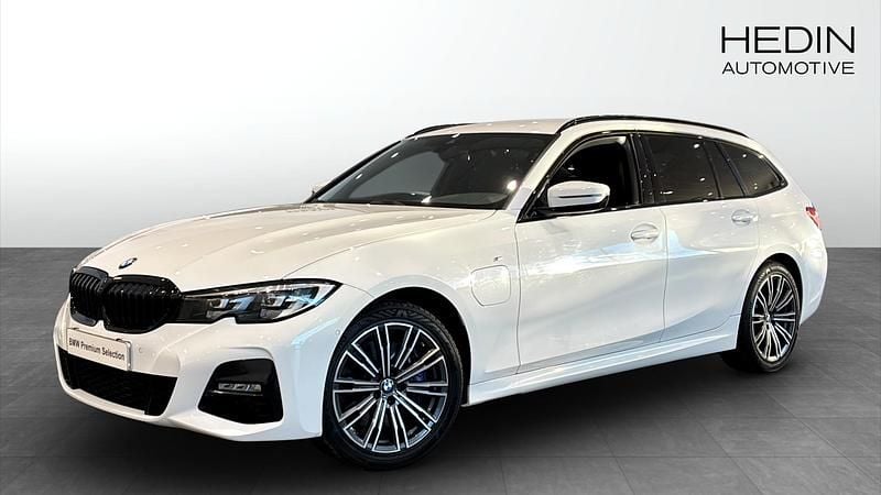 Begagnad BMW 330e M Sport 292 HK (214 kW) 2021 Vit Kombi