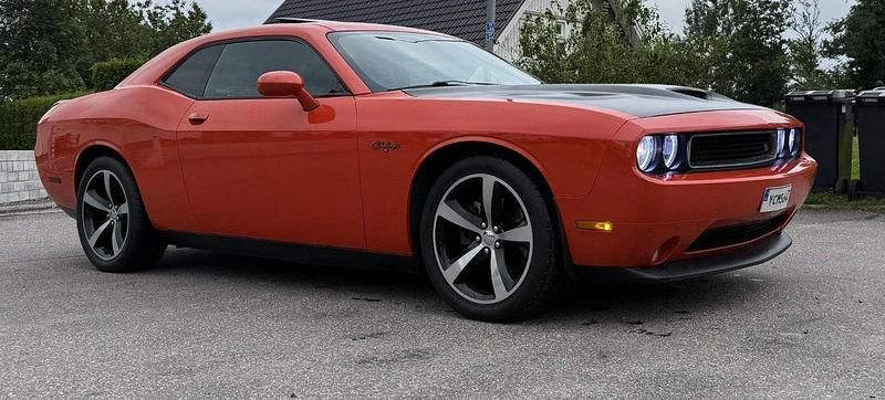 Orange Begagnad 2013 Dodge Challenger Sportkupé | 295 000 kr - Bild 1/4