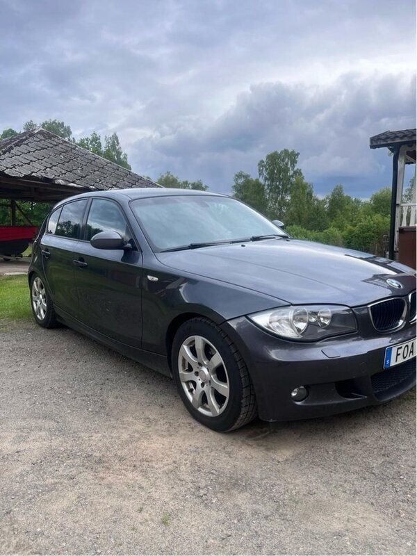 Grå Begagnad 2007 BMW 120 Advantage Halvkombi | 45 000 kr (Marknadspris) - Bild 1/4
