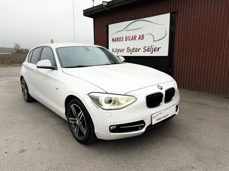 Vit Begagnad 2013 BMW 120 Advantage Halvkombi | 89 900 kr (Marknadspris) - Bild 1/4