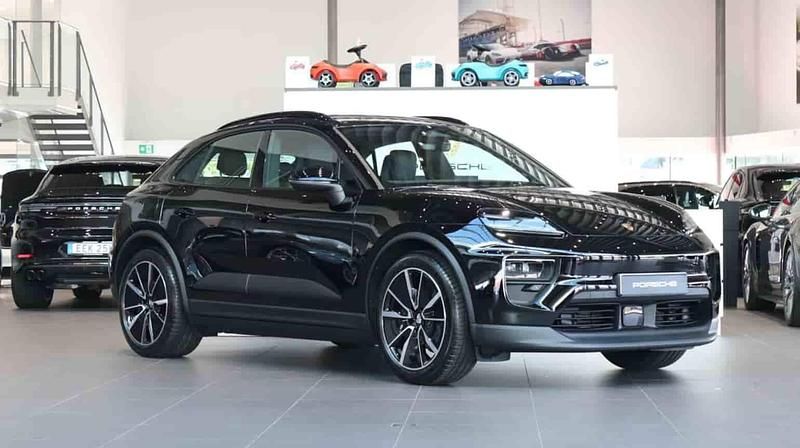 Svart Ny 2025 Porsche Macan 4 Electric SUV | 889 000 kr - Bild 1/1