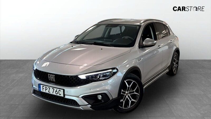 Grå (grey) Begagnad 2021 Fiat Tipo Cross Halvkombi | 144 900 kr (Marknadspris) - Bild 1/4