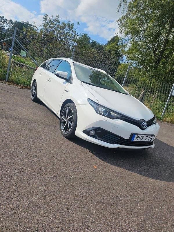 Vit Begagnad 2018 Toyota Auris Hybrid Edition Kombi | 174 000 kr (Marknadspris) - Bild 1/4