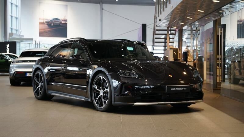 Svart Begagnad 2024 Porsche Taycan Cross Turismo Sedan | 1 095 000 kr - Bild 1/4