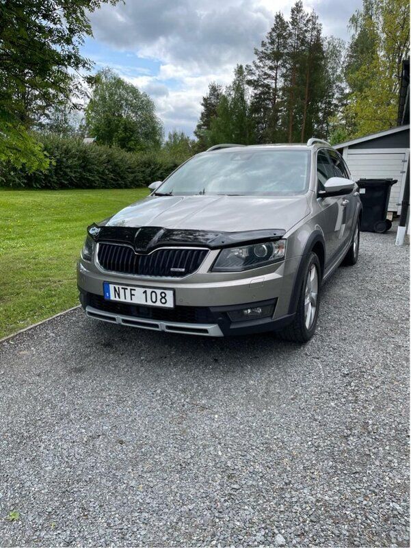 Brun Begagnad 2015 Skoda Octavia Scout Kombi | 140 000 kr (Marknadspris) - Bild 1/4