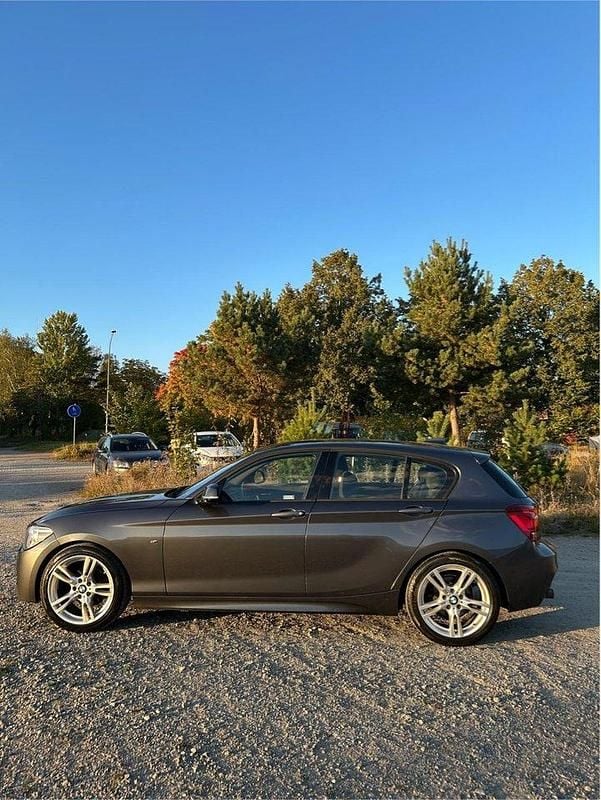 Grå Begagnad 2015 BMW 116 M Sport Halvkombi | 129 000 kr (Lite dyr) - Bild 1/4