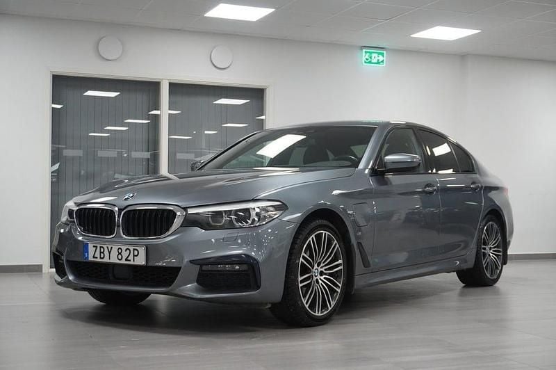 Bluestone metallic Begagnad 2020 BMW 530 iPerformance Sedan | 329 800 kr - Bild 1/4