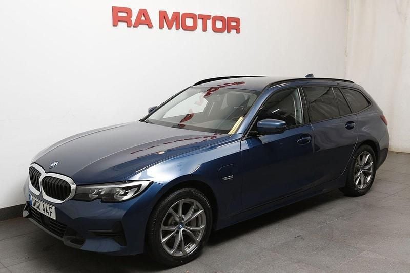 Blå (blå metallic ) Begagnad 2022 BMW 330e Sport Line Kombi | 299 800 kr (Superpris) - Bild 1/3