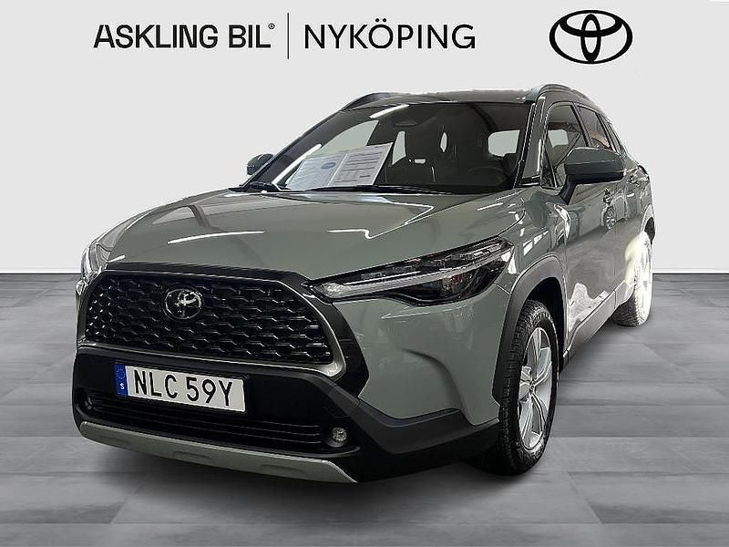Grön Begagnad 2024 Toyota Corolla Cross Plus SUV | 379 000 kr (Marknadspris) - Bild 1/3